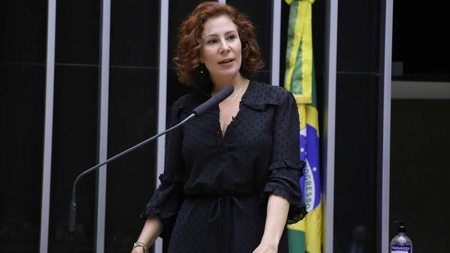 COM MEDO DE SER PRESA, ZAMBELLI QUER CONVERSAR COM MORAES