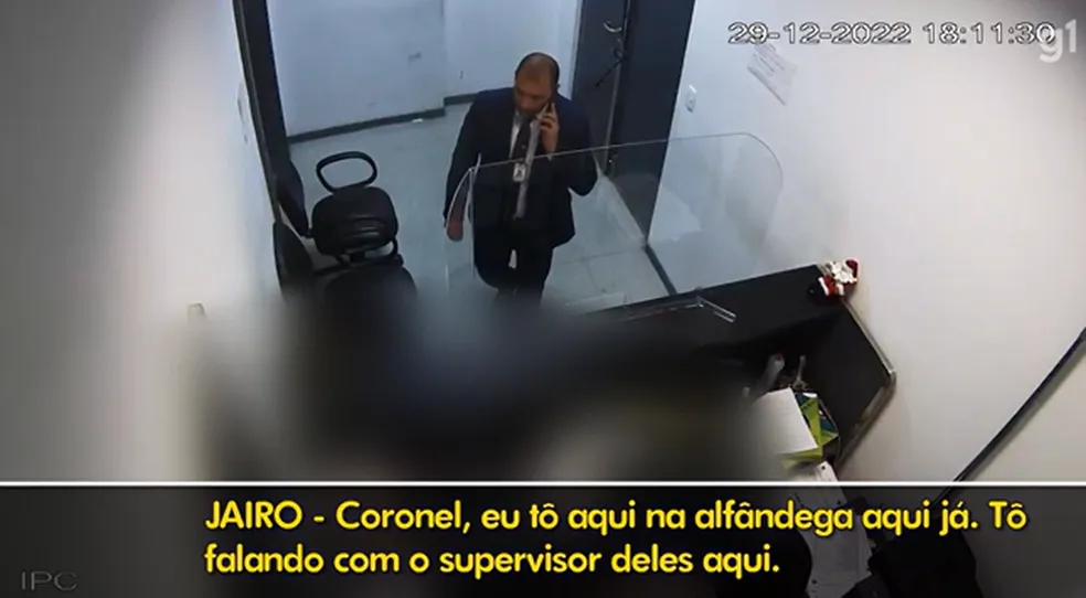 Exclusivo: vídeo mostra momento em que enviado de Bolsonaro tenta retirar joias do Aeroporto de Guarulhos Exclusivo: vídeo mostra momento em que enviado de Bolsonaro tenta retirar joias do Aeroporto de Guarulhos