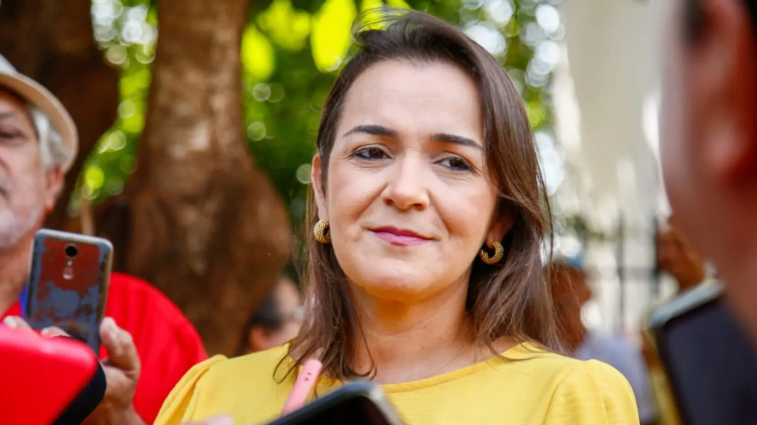 Justiça suspende aumento salarial da prefeita de R$ 21 mil para R$ 35 mil