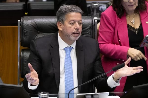Lira diz ao STF que decisão sobre MPs é de competência do Congresso