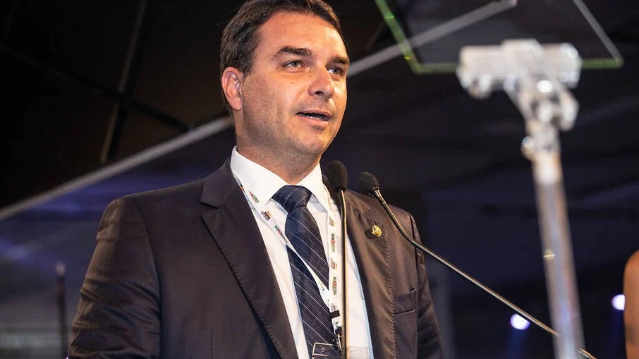 Flávio Bolsonaro nega desistência da eleição para prefeito do Rio