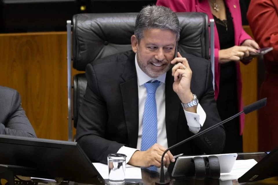 Lira reage e articula blocão com PP, União, PSDB e esquerda na Câmara