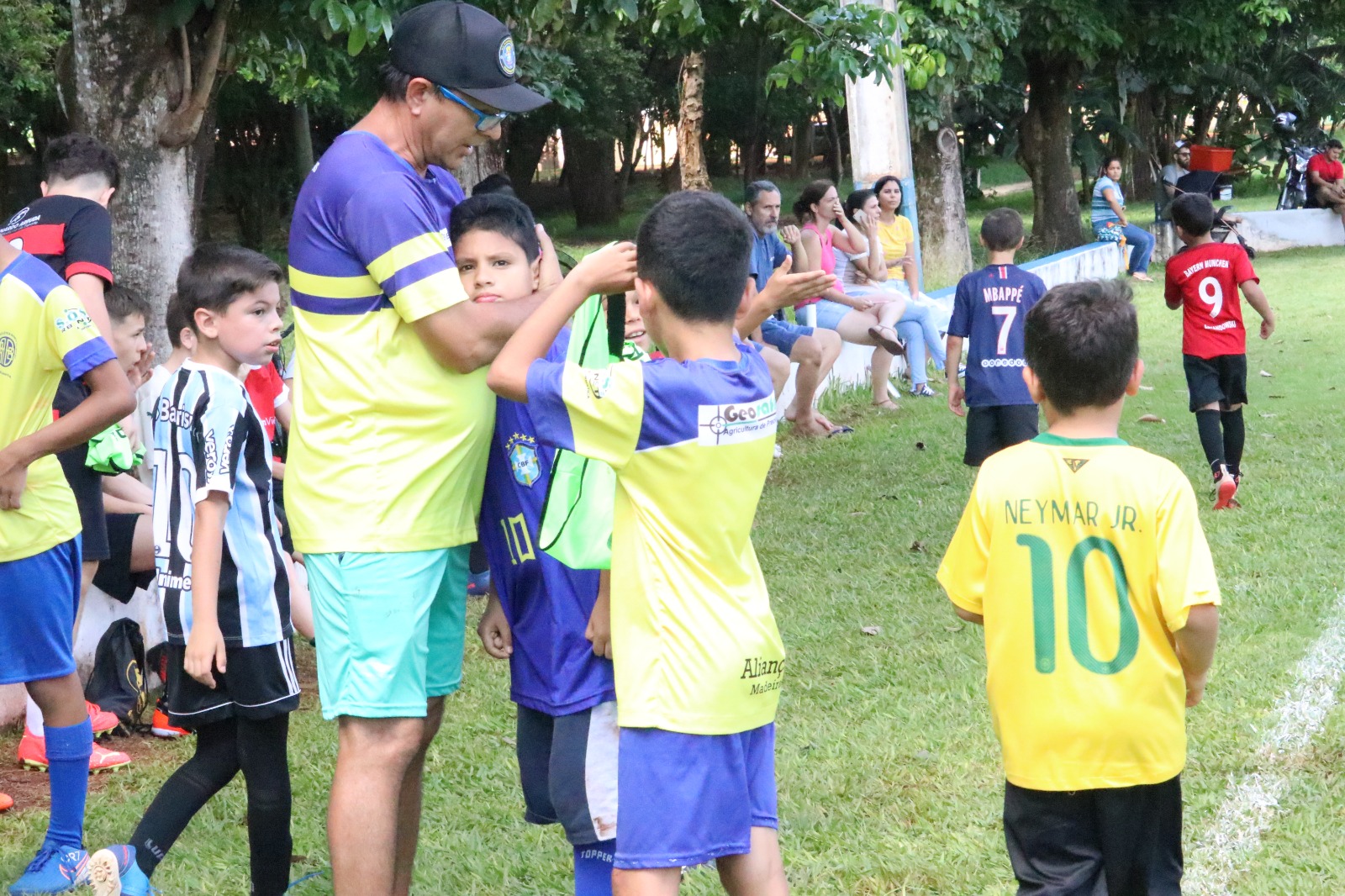 RIO BRILHANTE: PROFESSOR LENILTON É DESTAQUE EM ESCOLINHA DE FUTEBOL RIO BRILHANTE: PROFESSOR LENILTON É DESTAQUE EM ESCOLINHA DE FUTEBOL