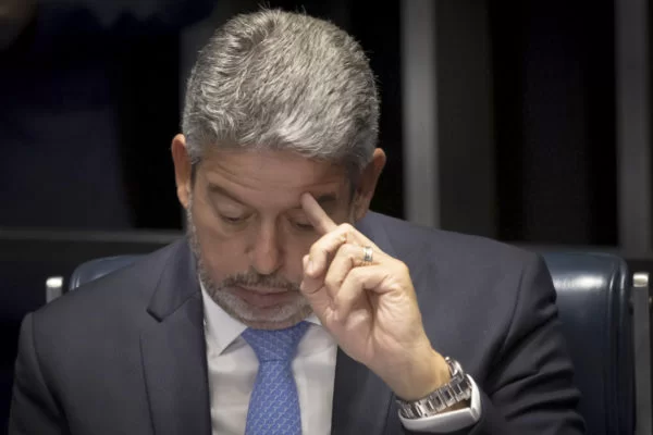 Após passar por cirurgia, Lira cancela ida à China com Lula