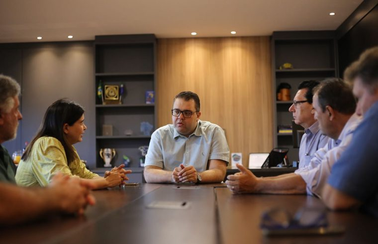 Vereador critica gastos de R$ 190 mil com reforma do Gabinete do Prefeito, enquanto Unidades de Saúde permanecem sucateadas