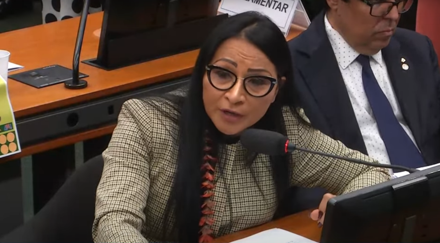 Deputada Silvia Waiãpi diz que é “obrigada a aceitar” transexuais em discurso na Câmara
