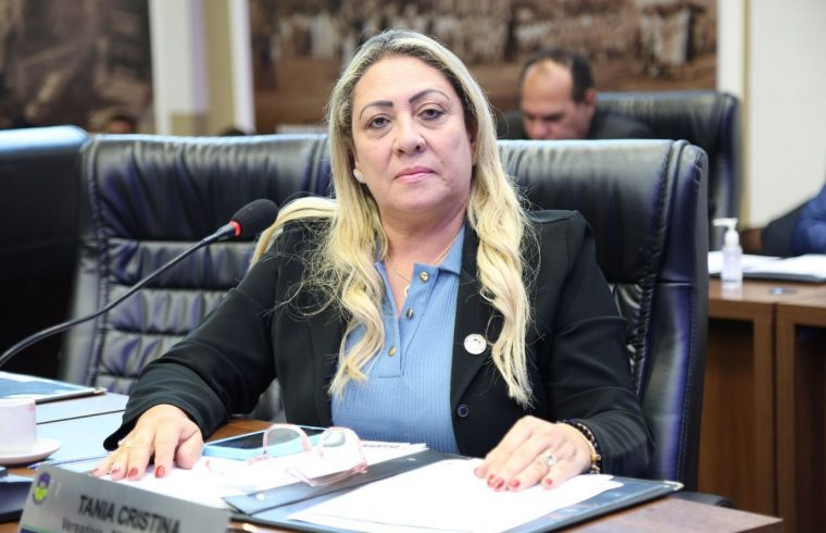 Vereadora Tânia Cristina pede esclarecimentos a Secretaria de Educação