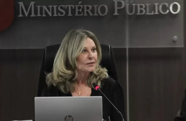 Mensagens de Cid mostram reunião secreta de Bolsonaro com vice-PGR Lindôra