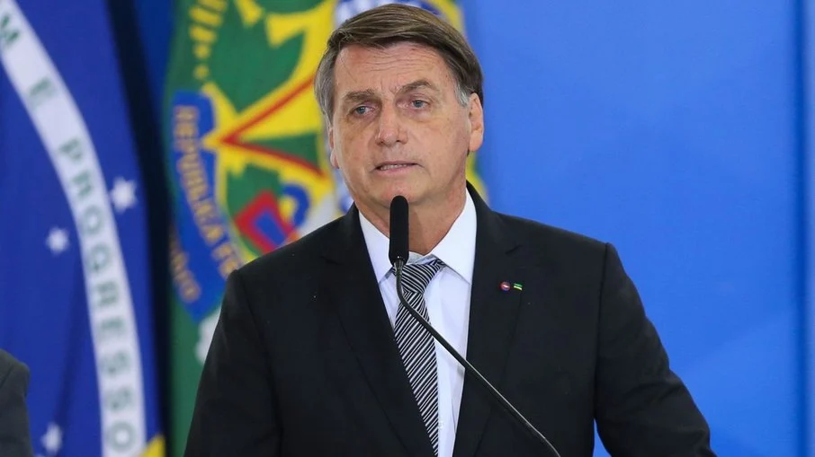 TSE vota para multar campanha de Bolsonaro por fake news