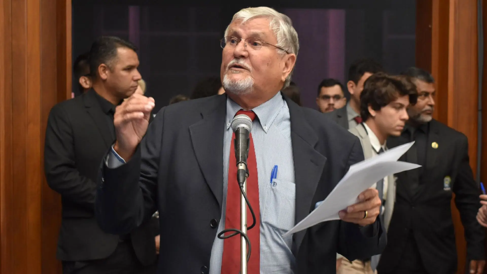 Zeca cobra informações sobre maquinários em fazenda de prefeito e promete ir ao CNMP