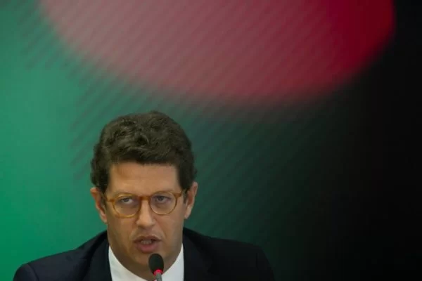 Vídeos mostram relator e presidente da CPI do MST invadindo casas em assentamento