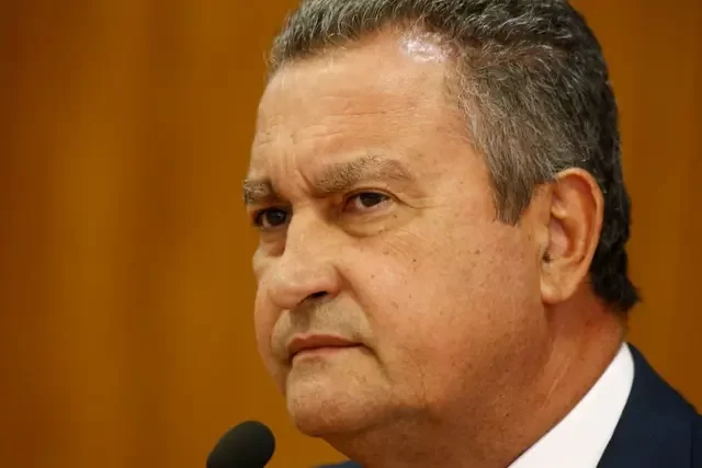 Deputados enviam ofício pedindo a demissão de Rui Costa ao presidente Lula