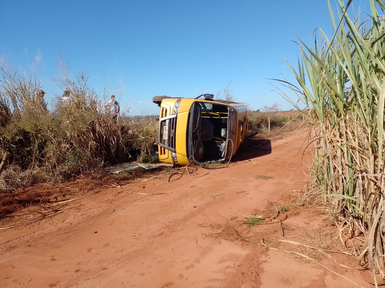 Nova Alvorada do Sul: ônibus escolar tomba na zona rural