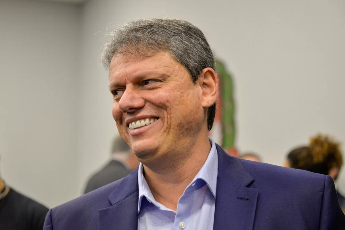 Tarcísio irrita o bolsonarismo, mas ganha pontos com o Centrão (e Lula)