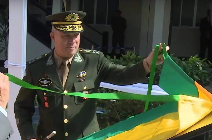 Militares temem conteúdo de celular de general Cid nas mãos da PF Militares temem conteúdo de celular de general Cid nas mãos da PF