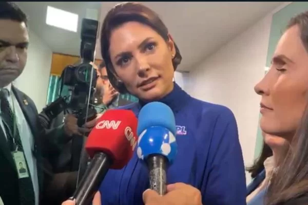 Na mira da PF, Michelle mantém viagem de olho nas eleições Na mira da PF, Michelle mantém viagem de olho nas eleições