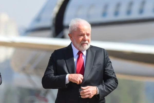 Lula sanciona novo salário mínimo e correção do IR. Veja o que muda Lula sanciona novo salário mínimo e correção do IR. Veja o que muda