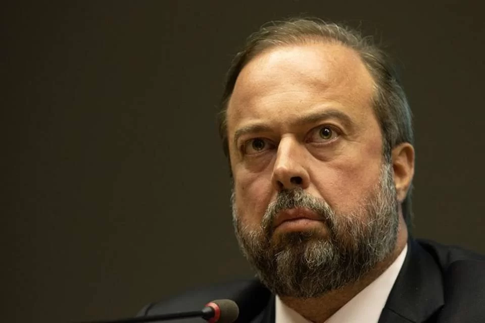 Ministro de Energia defende “mão forte do Estado” no preço da gasolina