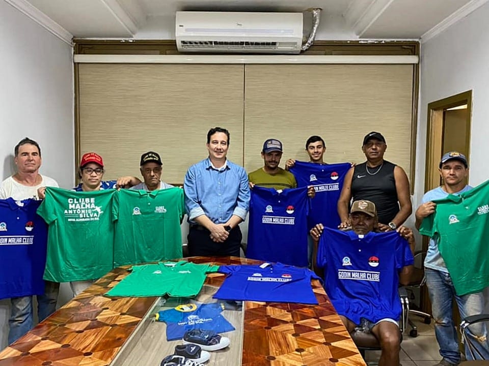 Prefeito Pelari entrega novos uniformes para equipes de malha de Nova Alvorada do Sul