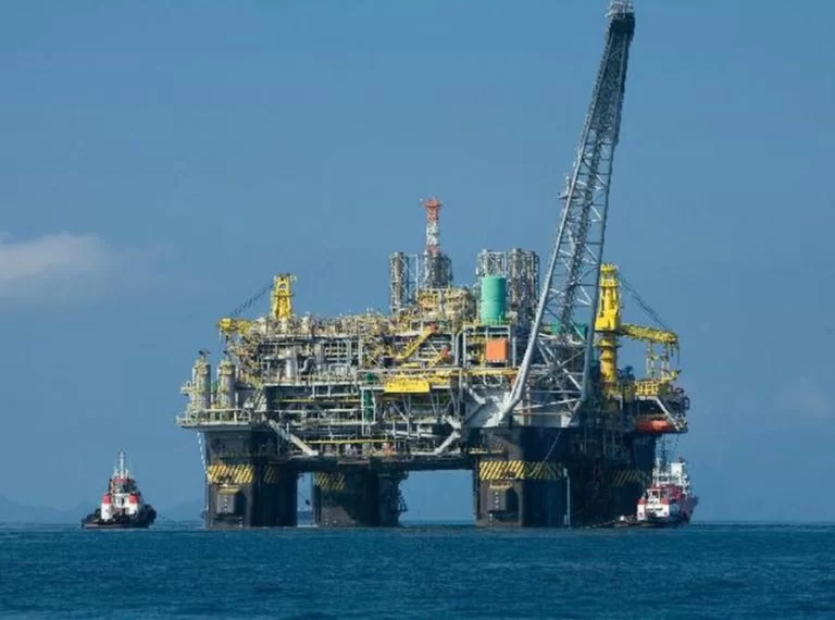 Disparada do petróleo é novo desafio para inflação e juros no Brasil
