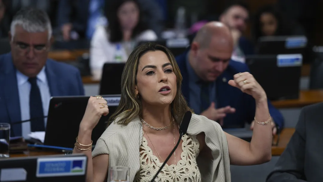 Soraya Thronicke é atingida por celular em tumulto após CPI
