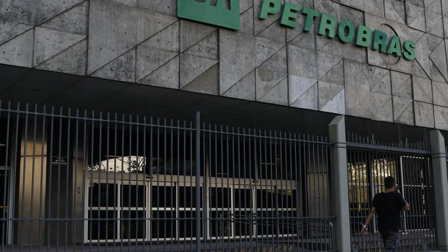 Petrobras aumenta preço do diesel e baixa gasolina para distribuidoras