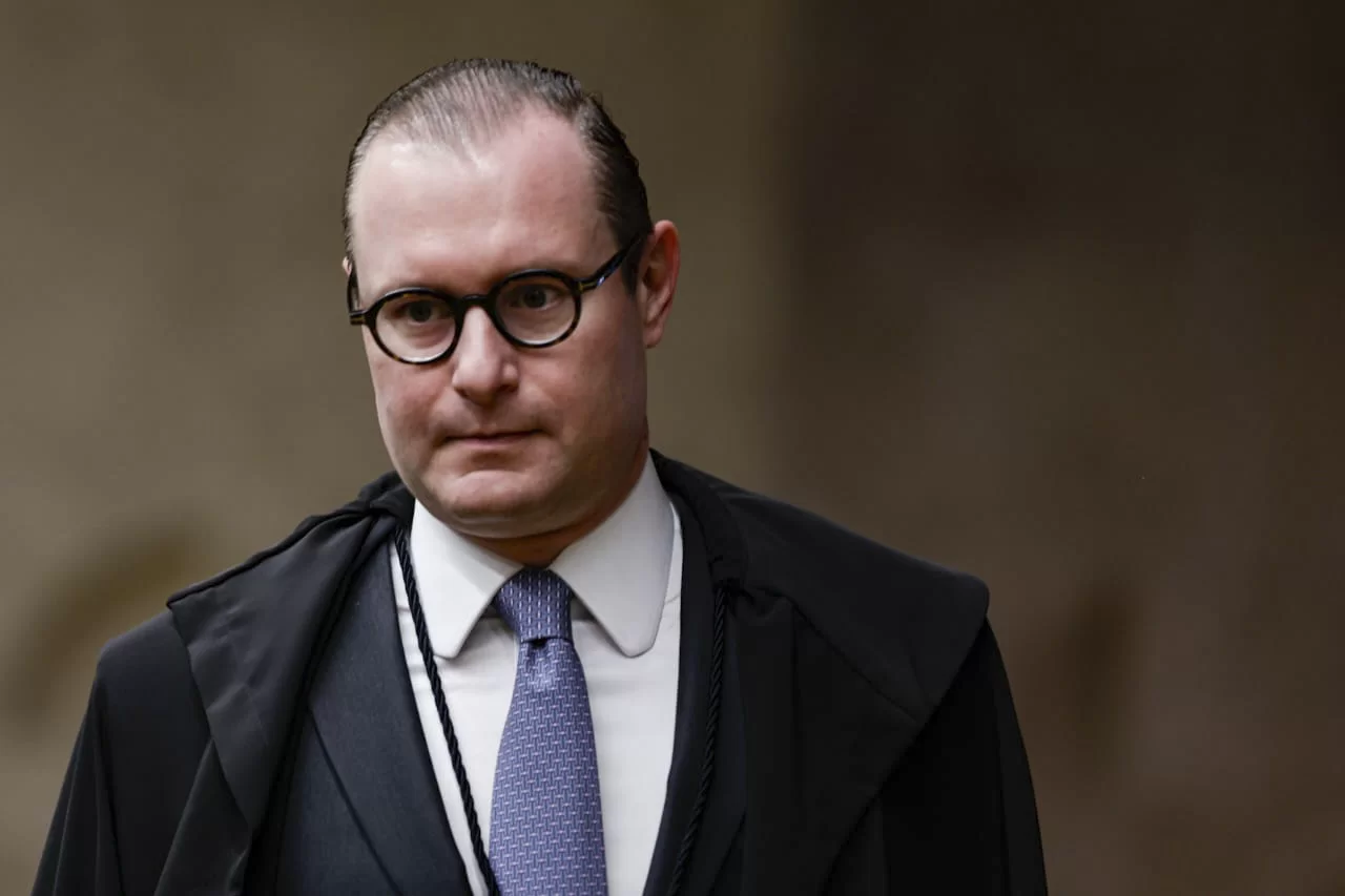 Com 3 votos pela correção do FGTS igual à poupança, Zanin pede vista