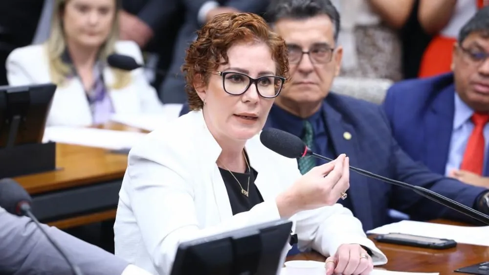 Gilmar Mendes mantém Carla Zambelli como ré em ação por perseguição