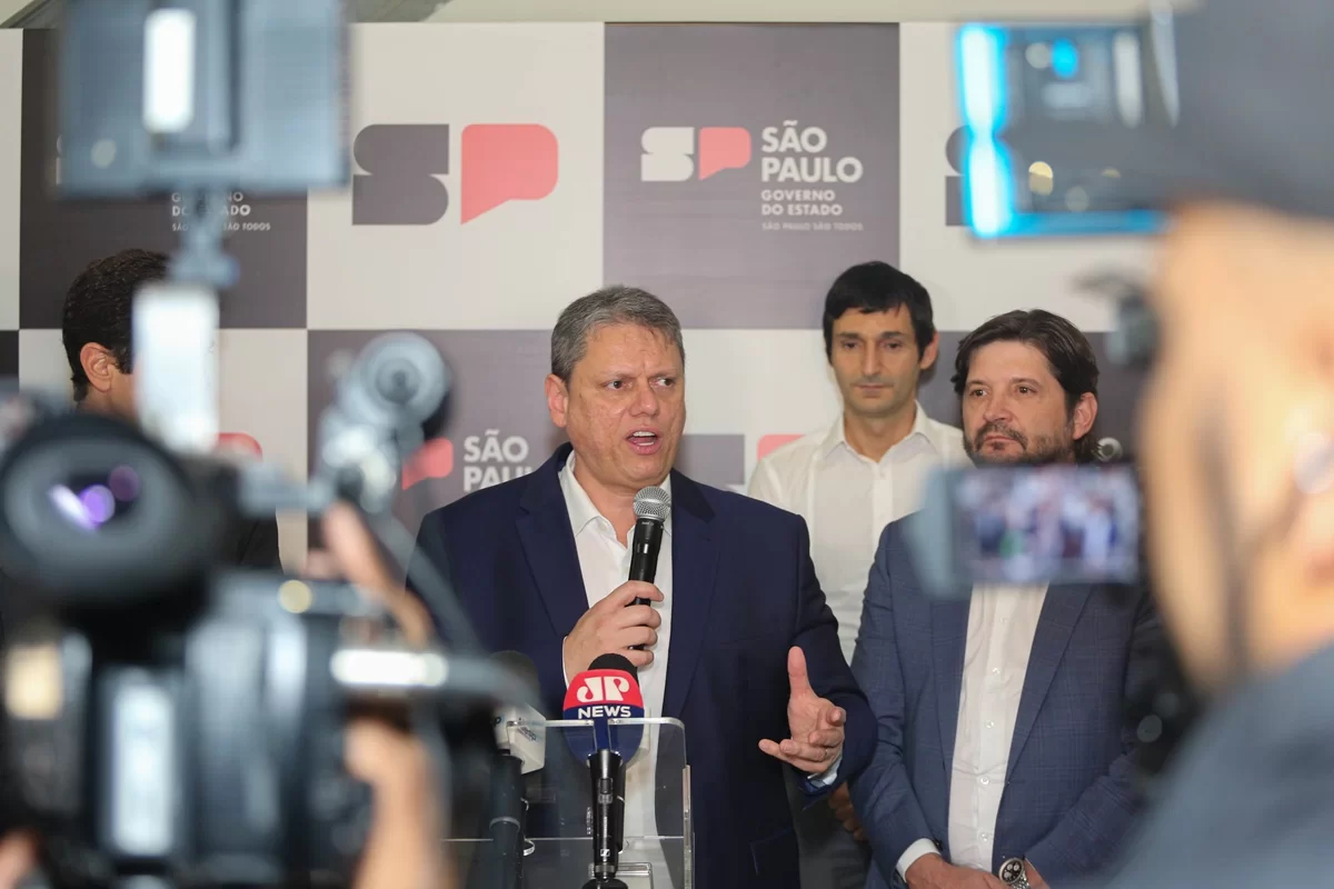 “Vai ser caos”: Tarcísio diz que ônibus não substitui metrô em greve “Vai ser caos”: Tarcísio diz que ônibus não substitui metrô em greve