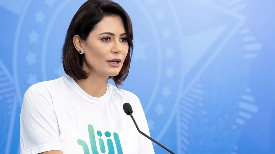 Michelle Bolsonaro entra em guerra contra filhos de ex-presidente Michelle Bolsonaro entra em guerra contra filhos de ex-presidente