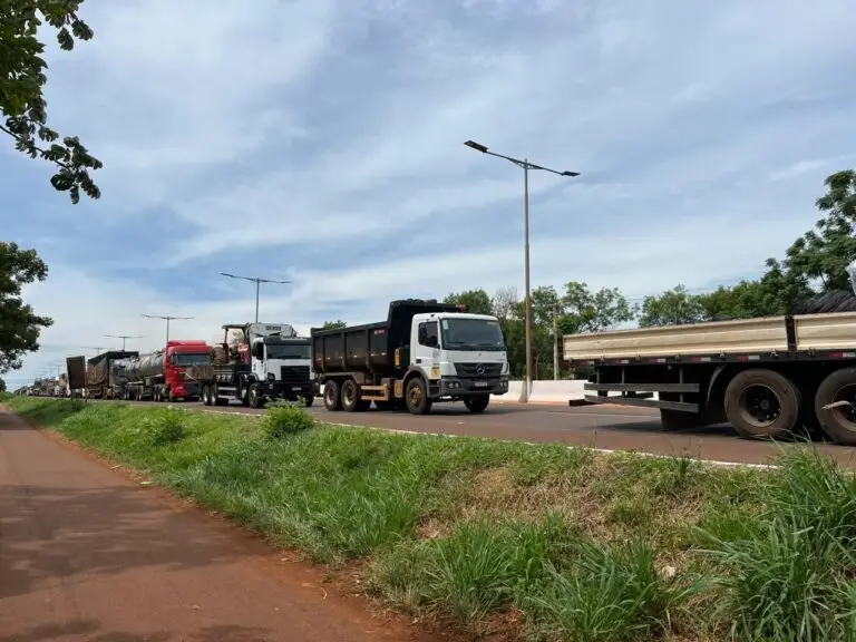INDIGENAS BLOQUEIAM RODOVIA ENTRE ITAPORÃ E DOURADOS, EM PROTESTO POR FALTA DE ÁGUA INDIGENAS BLOQUEIAM RODOVIA ENTRE ITAPORÃ E DOURADOS, EM PROTESTO POR FALTA DE ÁGUA