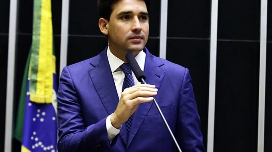 Carros da família de ministro foram abastecidos com verba da Câmara