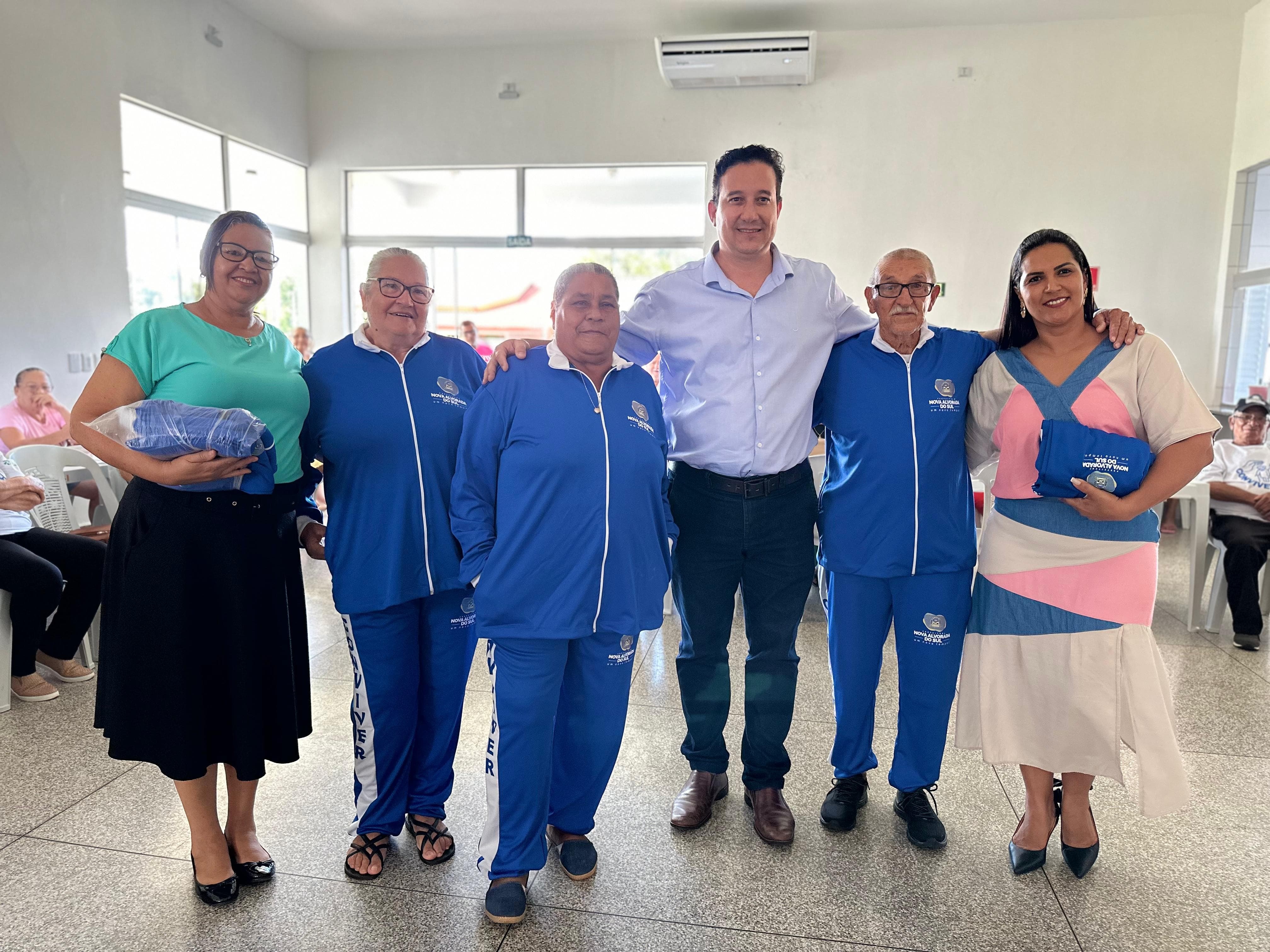 NOVA ALVORADA DO SUL: PALEARI ENTREGA UNIFORMES PARA IDOSOS DO CONVIVER NOVA ALVORADA DO SUL: PALEARI ENTREGA UNIFORMES PARA IDOSOS DO CONVIVER