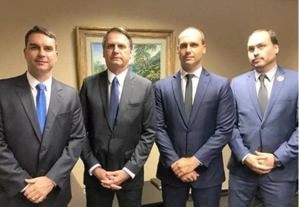 Bolsonaro e filhos farão “super live” para organizar base eleitoral Bolsonaro e filhos farão “super live” para organizar base eleitoral
