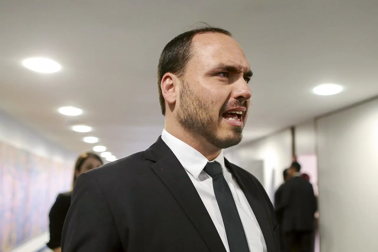 PF mira Carlos Bolsonaro em operação sobre “Abin paralela” PF mira Carlos Bolsonaro em operação sobre “Abin paralela”