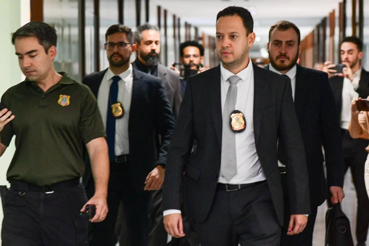 Deputado alerta a família sobre risco de serem acordados pela PF Deputado alerta a família sobre risco de serem acordados pela PF
