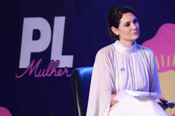 Justiça veta homenagem para Michelle Bolsonaro no Theatro Municipal