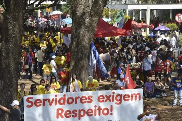 Governo reajusta benefícios de servidores públicos em até 51,9% Governo reajusta benefícios de servidores públicos em até 51,9%