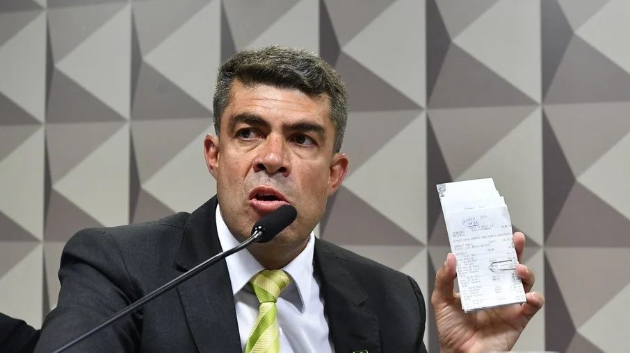 Ex-assessor de Bolsonaro tenta acordo com MPF Ex-assessor de Bolsonaro tenta acordo com MPF