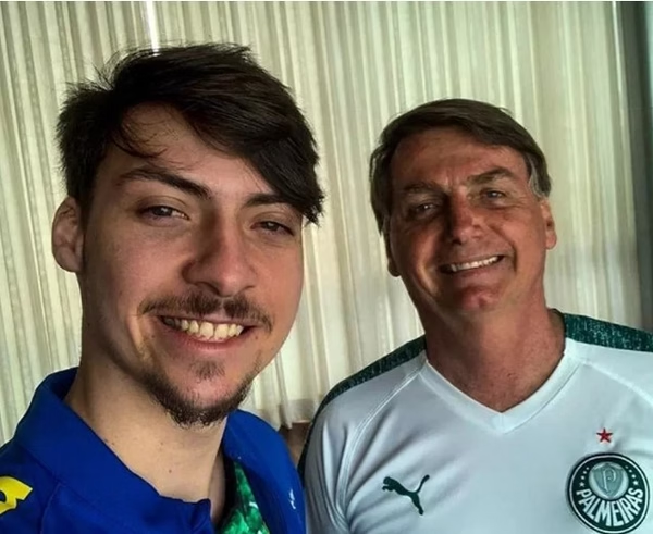 Bolsonaro quitará dívida de R$ 360 mil de Jair Renan com o Santander Bolsonaro quitará dívida de R$ 360 mil de Jair Renan com o Santander