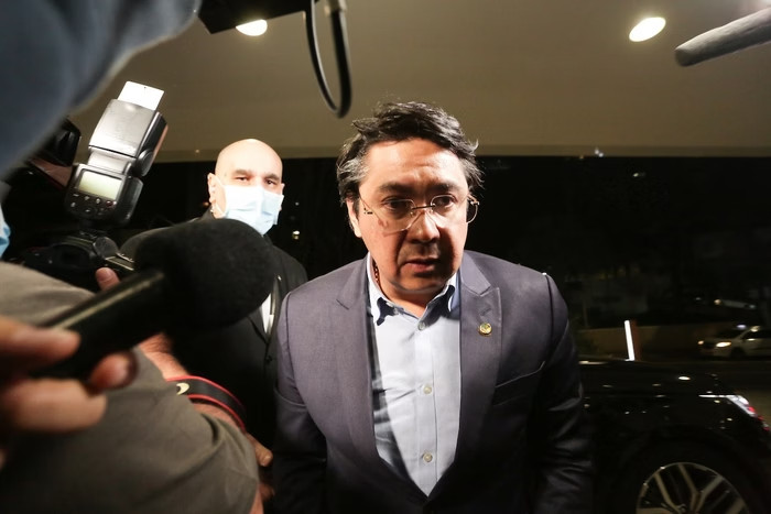 Senador gasta com gasolina o suficiente para dar 5 voltas na Terra Senador gasta com gasolina o suficiente para dar 5 voltas na Terra