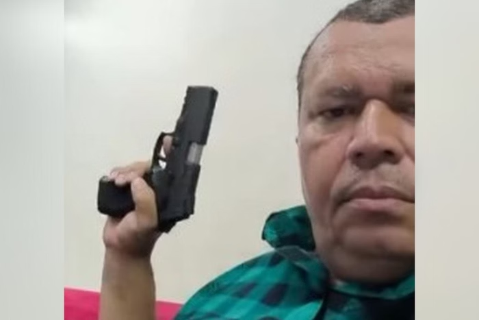 Vice-prefeito de Catende (PE) é flagrado dando tiros dentro de casa