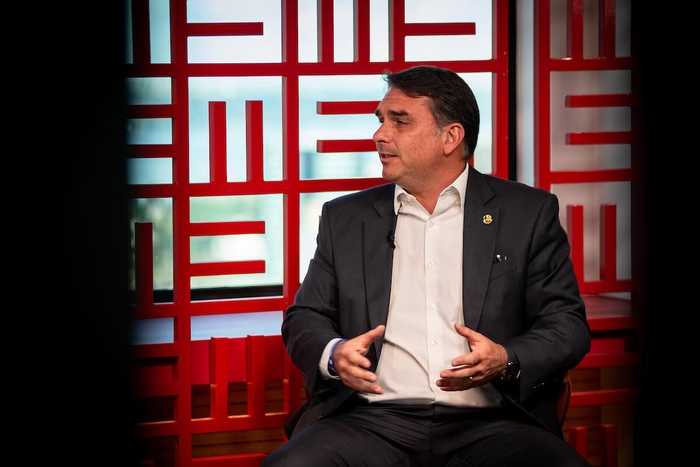 Flávio Bolsonaro acusa STF de “liberar o tráfico de drogas”