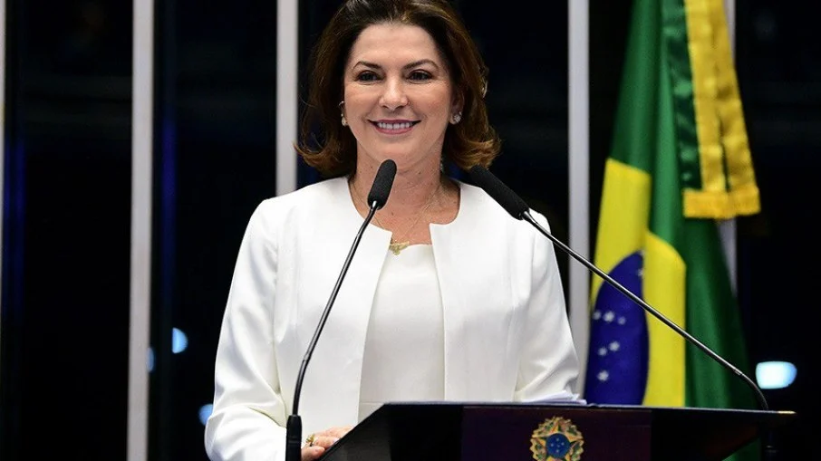Investigada toma posse como senadora e pede anistia de presos por 8/1
