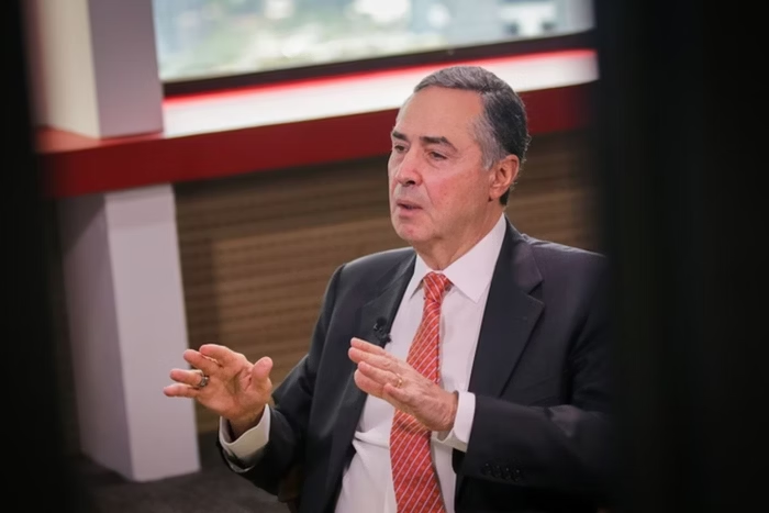 Plataforma que descumpre ordem deve ser impedida de atuar, diz Barroso