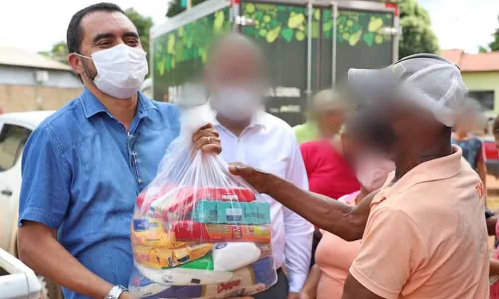Governador do Tocantins entregou pessoalmente cestas básicas que teriam sido usadas para desviar dinheiro