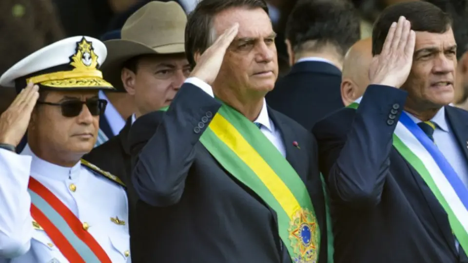 Exército revela autores da carta de oficiais que pedia golpe de Estado, diz jornal Exército revela autores da carta de oficiais que pedia golpe de Estado, diz jornal