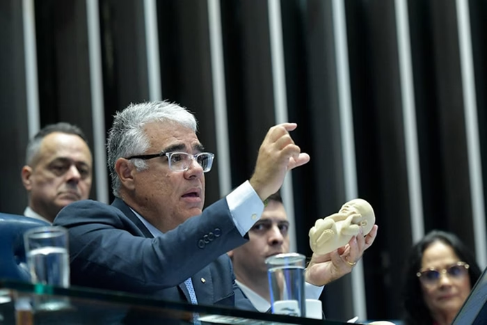 Senador é expulso de debate na TV após ordem da Justiça