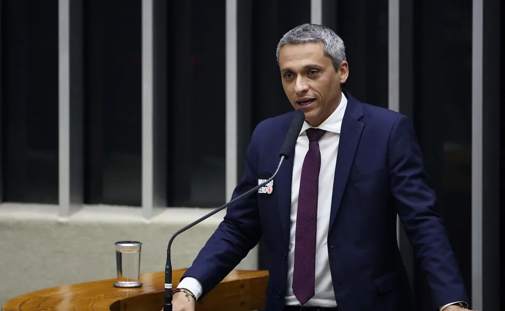 Deputado Gustavo Gayer é alvo de buscas da PF em operação contra desvio de cota parlamentar; celular é apreendido