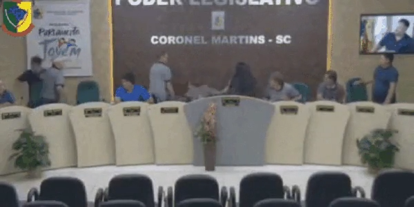 vereador corre atrás de outro em confusão durante sessão legislativa em SC: ‘Cala boca, baba ovo’